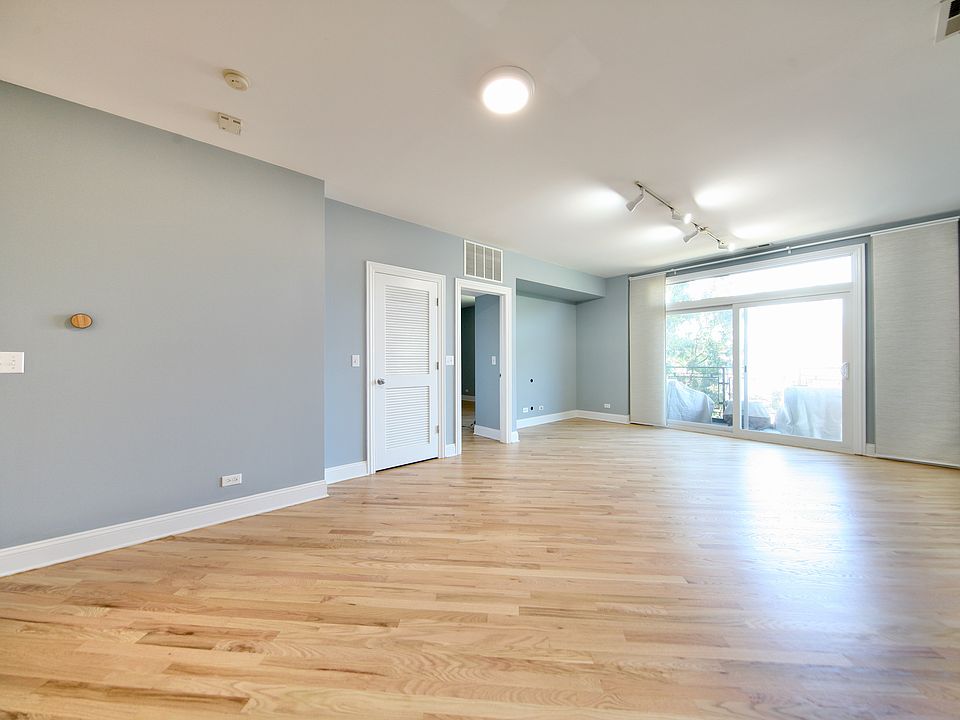 Open concept - living room / dining area