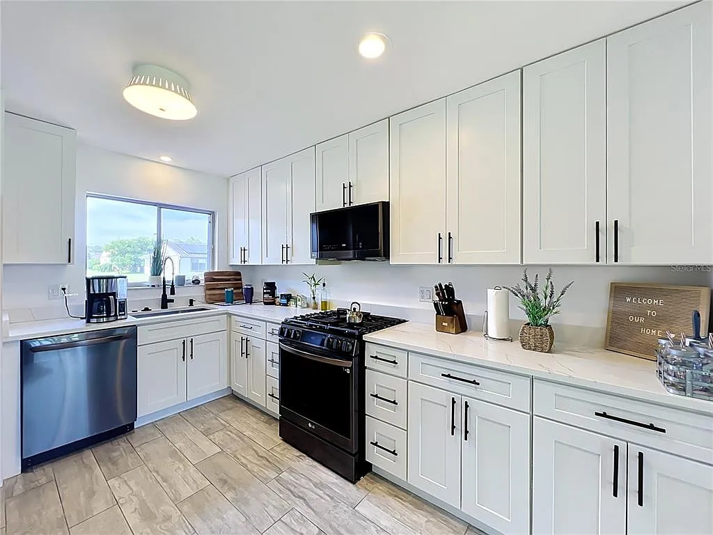 3 bed, 2.0 bath, 1873 sqft, $2,700 — Photo 2