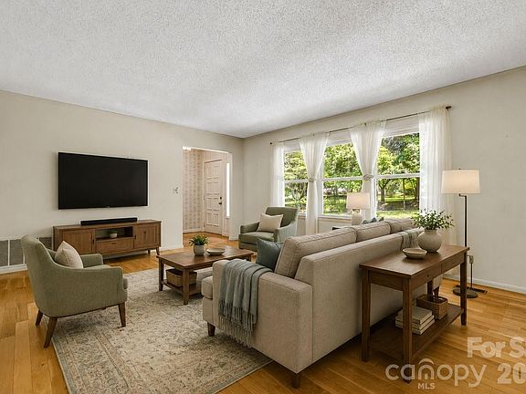 3rd image of 11 E Ridgeway Dr