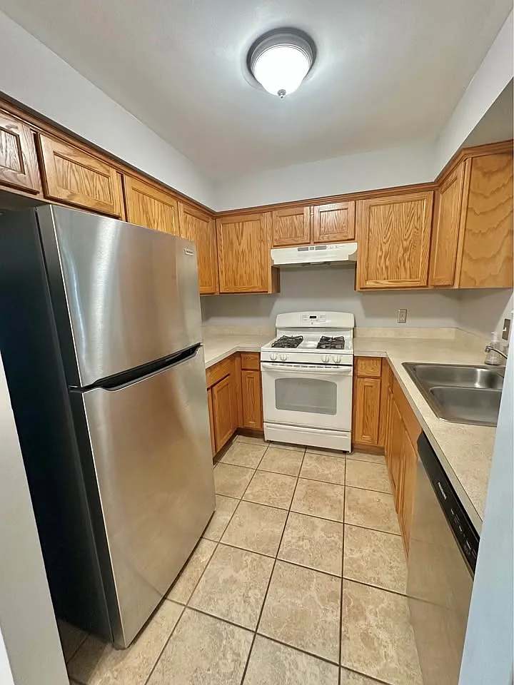 2 bed, 1000 sqft, $1,600 — Photo 1