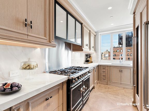 5th image of 27 E 79th St
