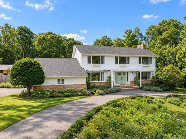 3 Mooring Dr, Bellport, NY 11713