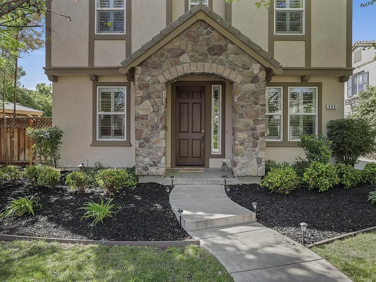 652 W Sombra Way — Photo 1