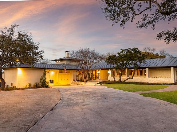 5th image of 801 Ivy Ln