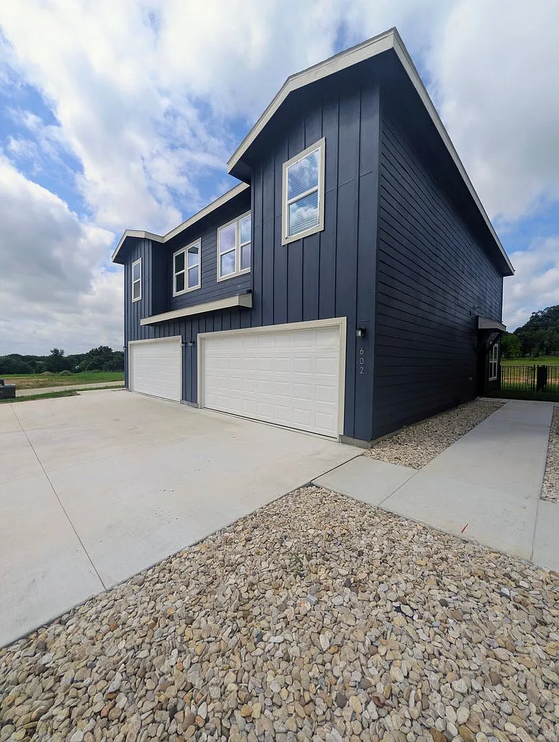 Brand New Duplex in New East Parks Community — Photo 2