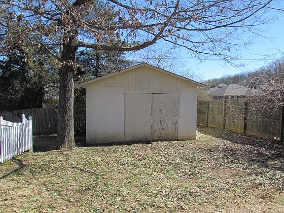 3rd image of 218 Western Hills Dr