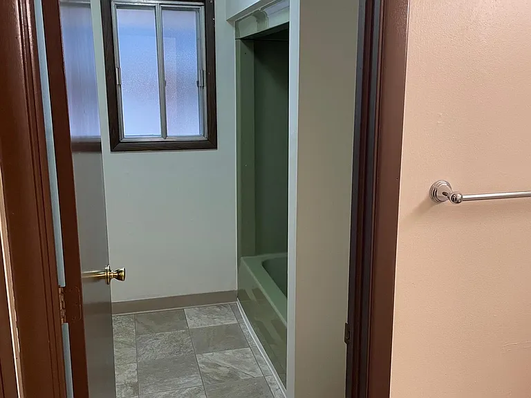 Colony Court Apartments — Photo 24