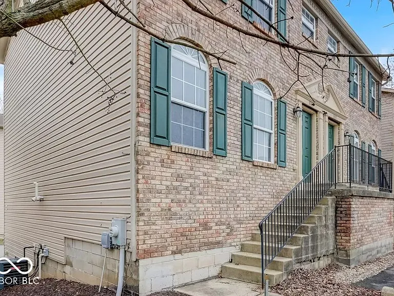 3083 Armory Dr — Photo 2
