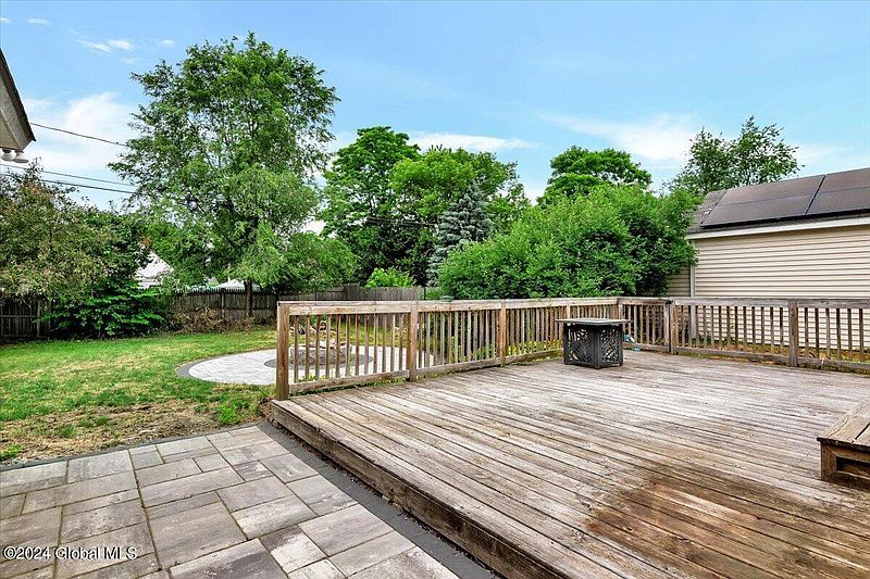 3rd image of 1330 Rosewood Avenue
