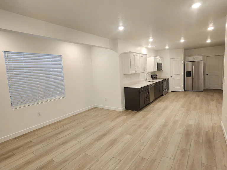 608 W Domanick Way #B — Photo 2