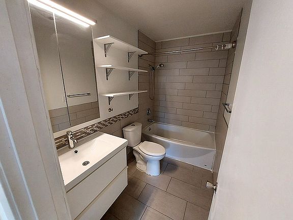 2nd image of 309 Loudon Rd APT 434