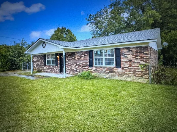 217 Deerwood Dr, Hinesville, GA 31313