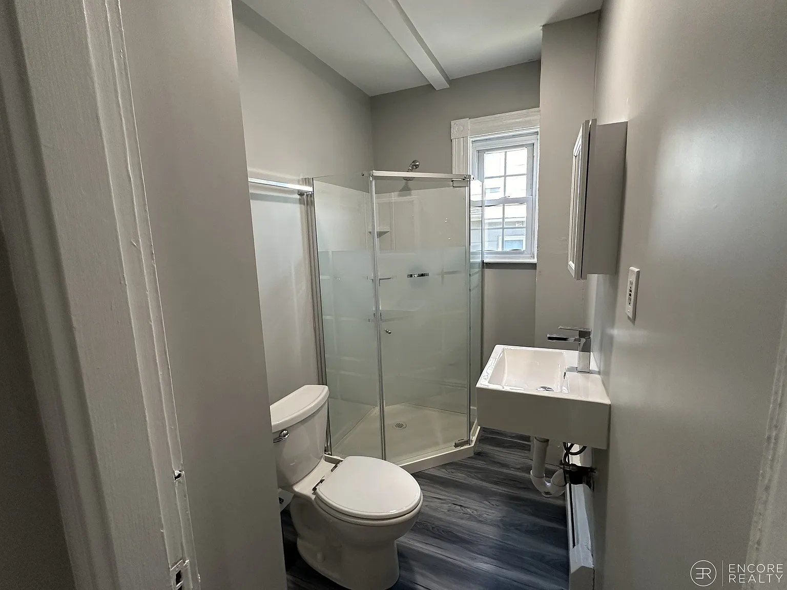 4 bed, 9999 sqft, $4,400 — Photo 4