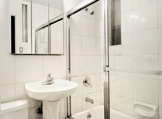 Rented by Anchor Associates | media 22