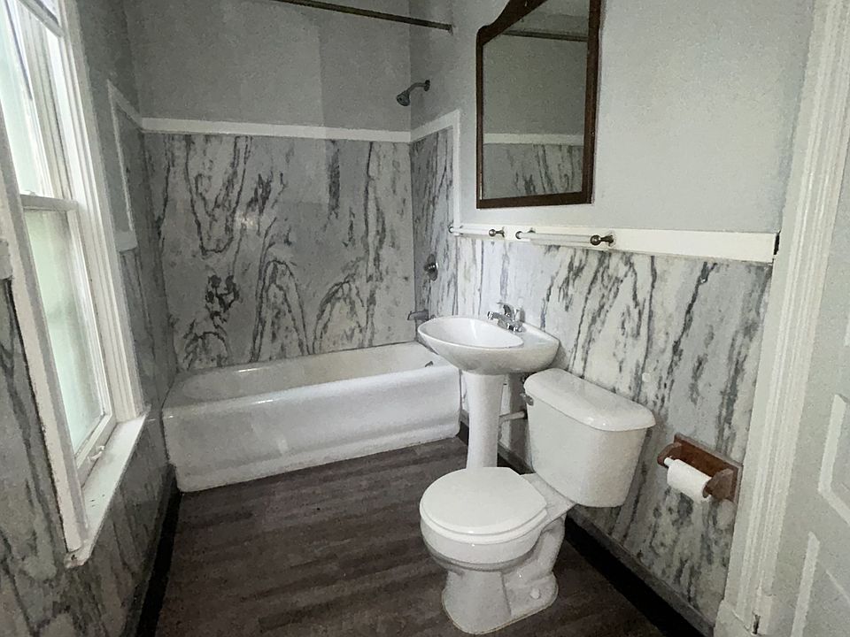 311 E Locust Bloomington, IL 61701 2 311 E Locust St Bloomington IL