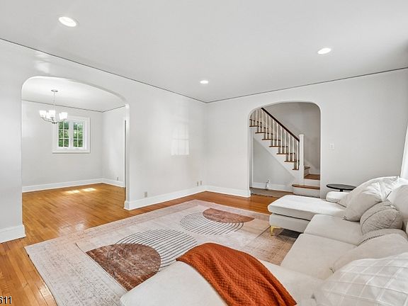 5th image of 22 Elm St