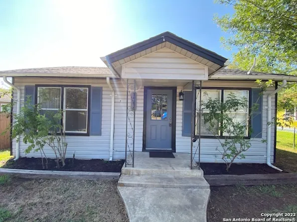 1516 D St, Floresville, TX 78114