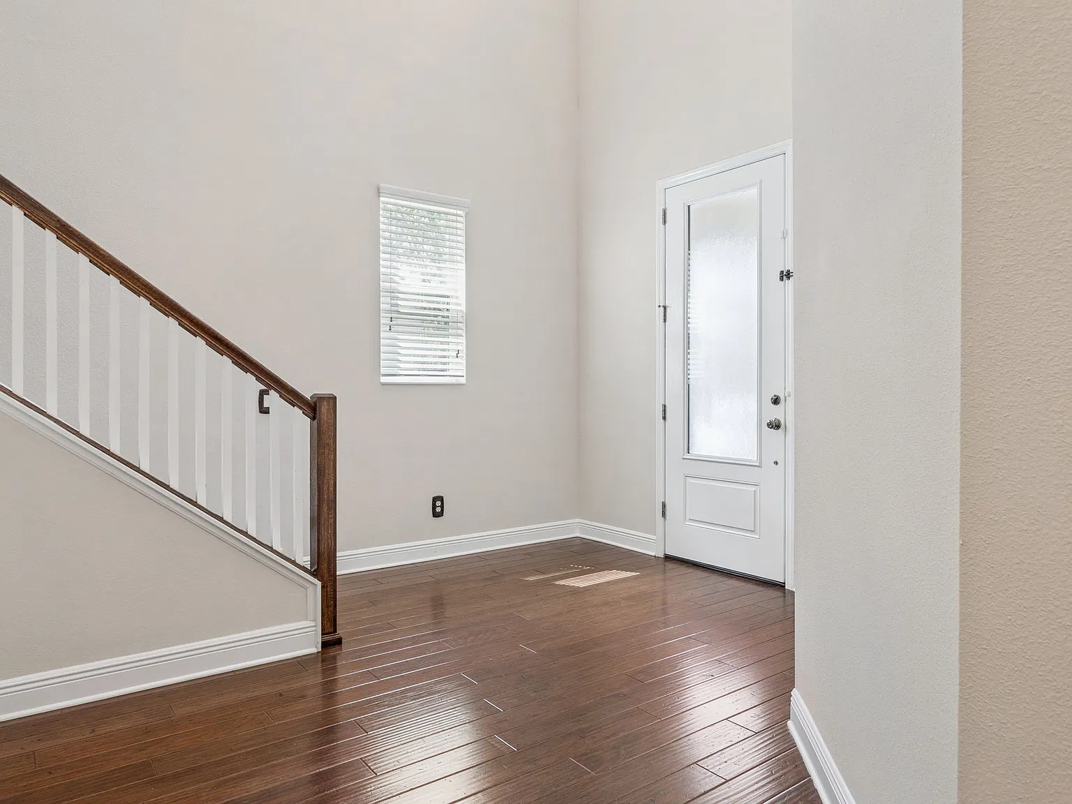 3 bed, 2.5 bath, 2585 sqft, $4,150 — Photo 2