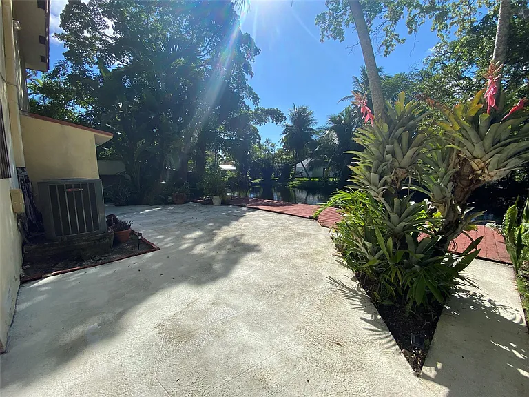 310 SW 11th Ct — Photo 12