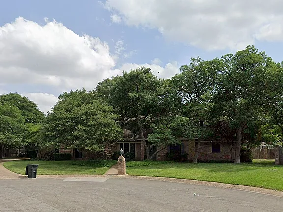 304 Hidden Oaks Cir — exterior photo