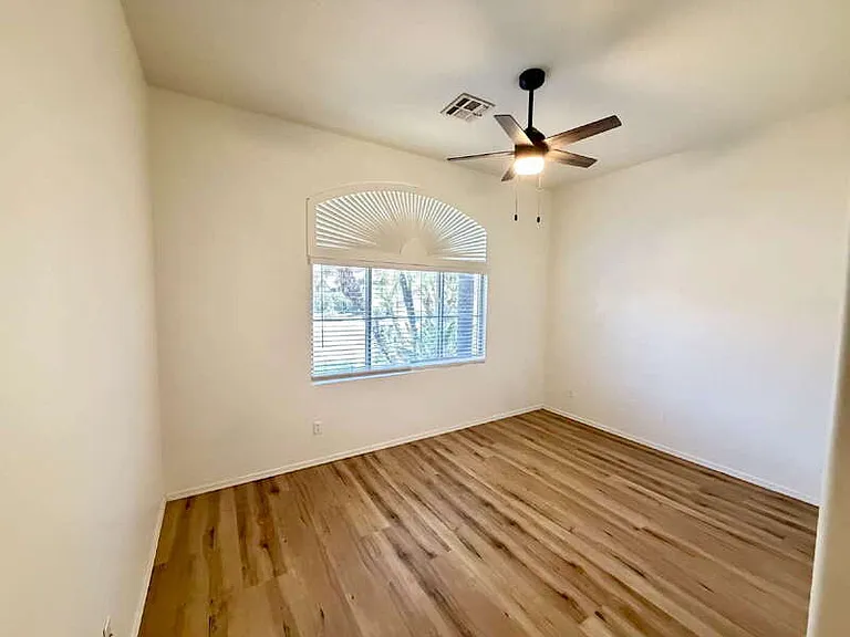885 W Aloe Pl — Photo 18