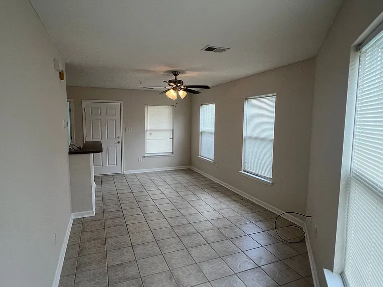 409 Tree Top Ct #C — Photo 4