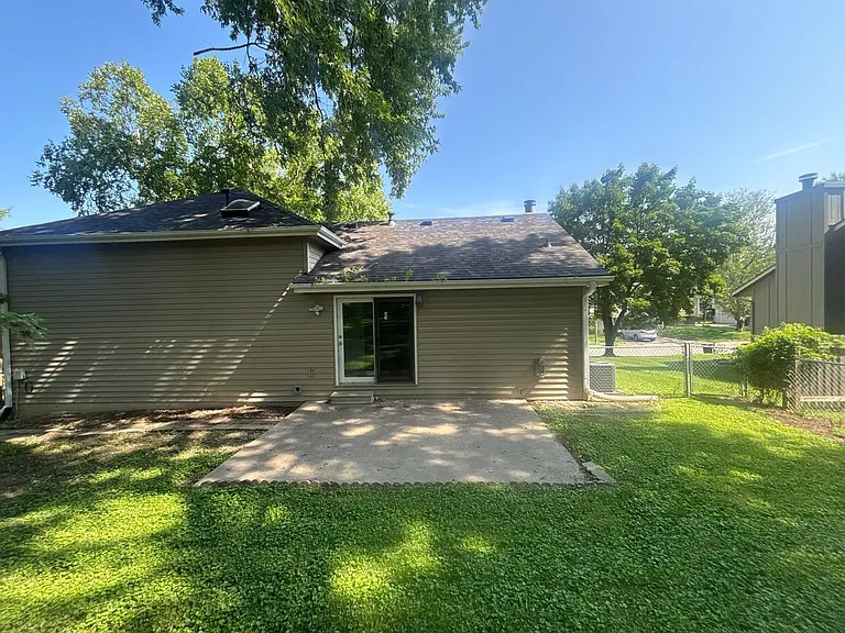 2409 NE Carousel Cir — Photo 22