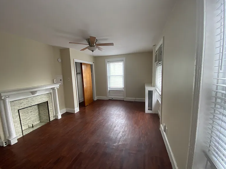 2047 Christian St #2R — Photo 2