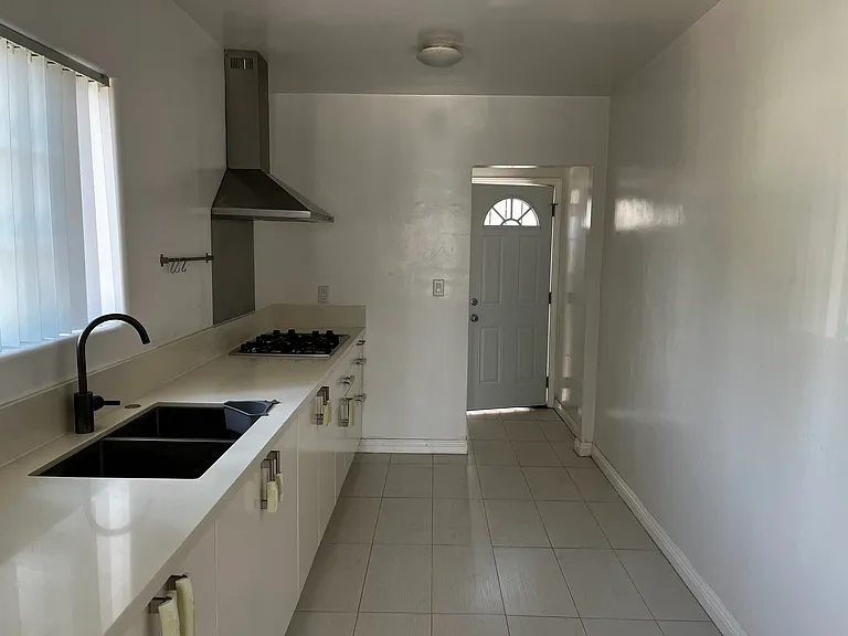 2433 Earle Ave — Photo 2