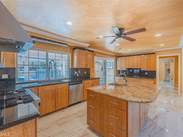 5562 Highland Ave — Photo 4