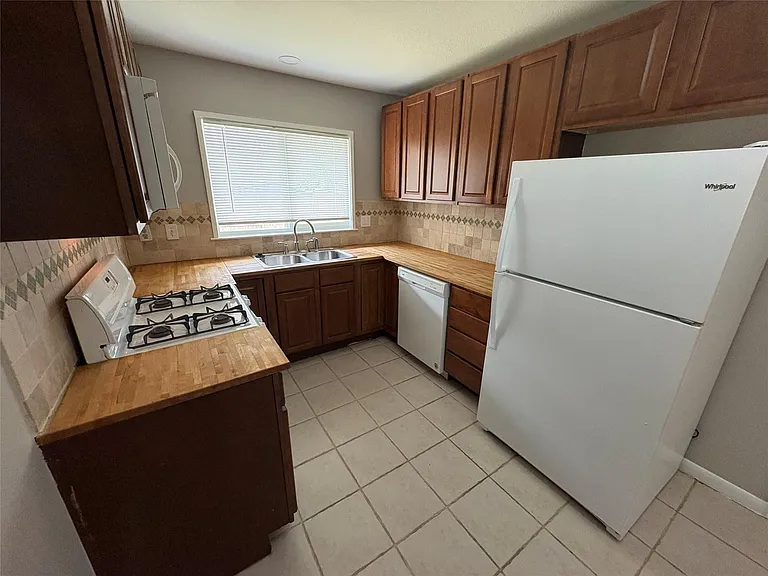 1307 Corona Dr — Photo 10