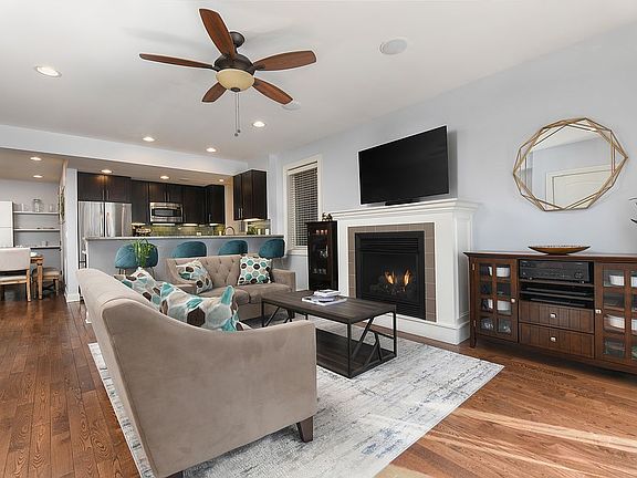 2nd image of 848 W Erie St #1