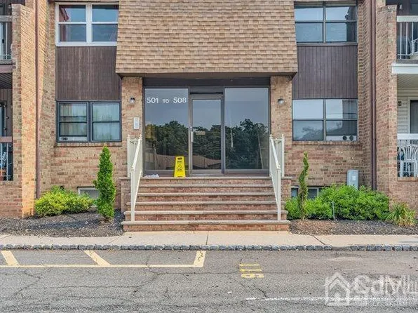 506 Sharon Garden Ct, Woodbridge, NJ 07095