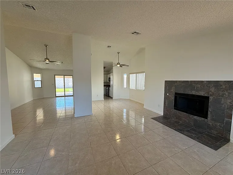 488 Chelsea Dr — Photo 2