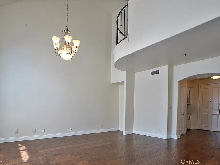 930 N Doheny Dr #303 — Photo 7