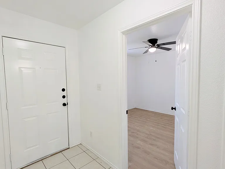 1070 Misty Acres Dr — Photo 4