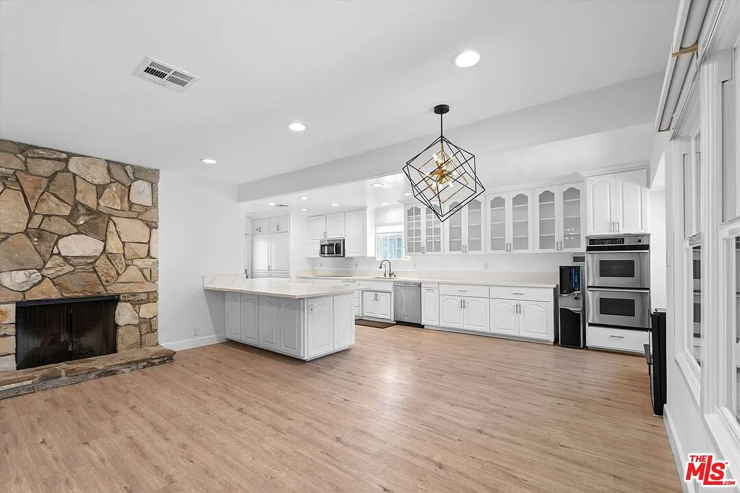 3 bed, 2.0 bath, 1832 sqft, $7,950 — Photo 4