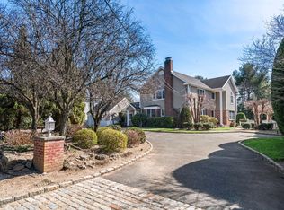 2 Pine Rd, Syosset, NY 11791