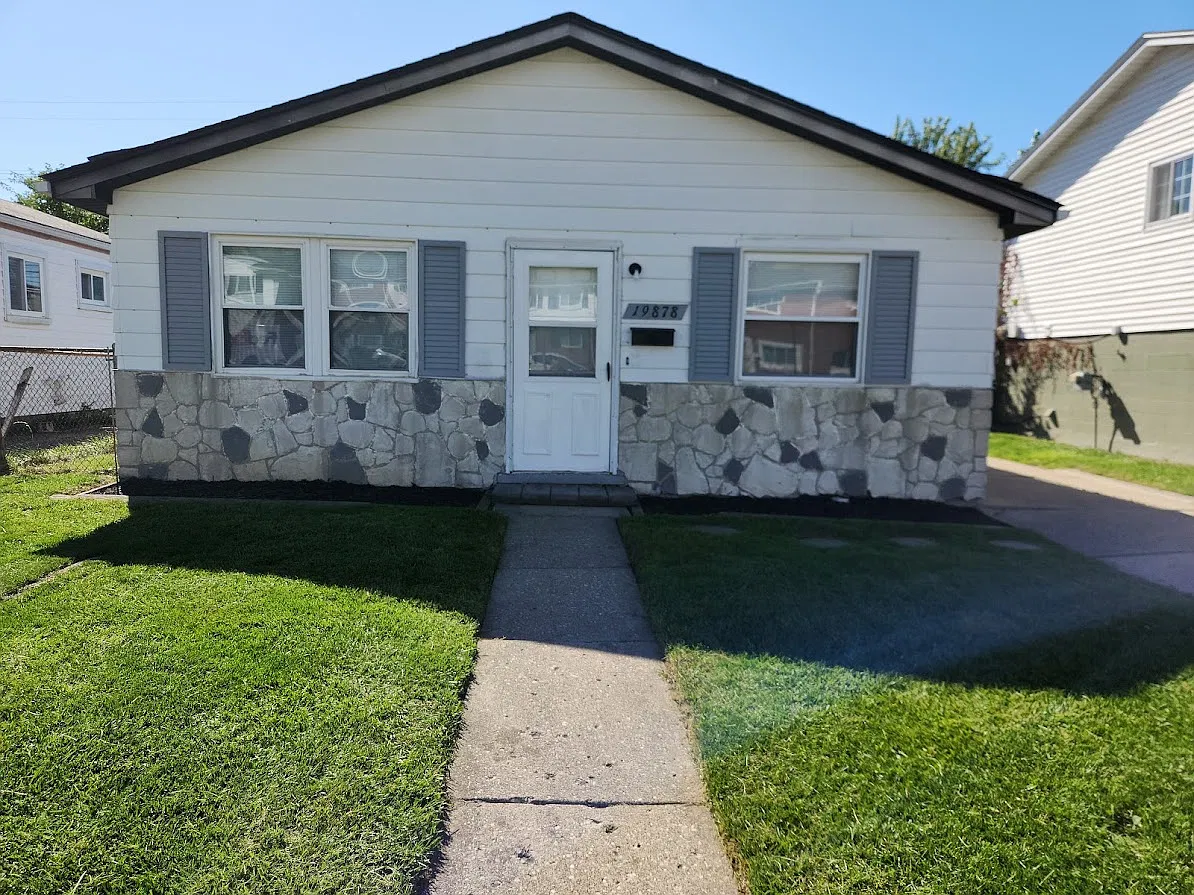 3 bed, 936 sqft, $1,600 — Photo 1