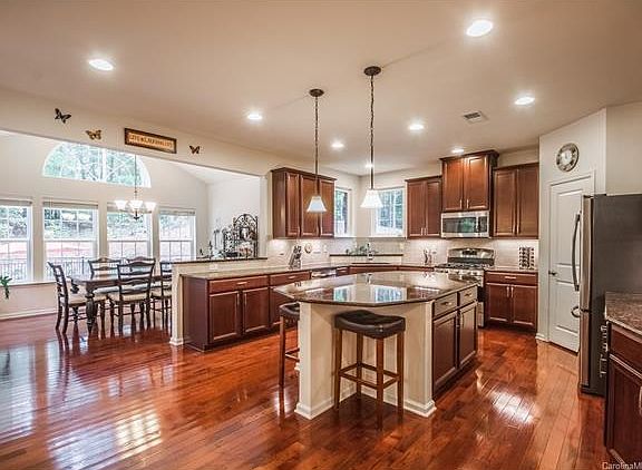 4th image of 7986 Norman Pointe Dr