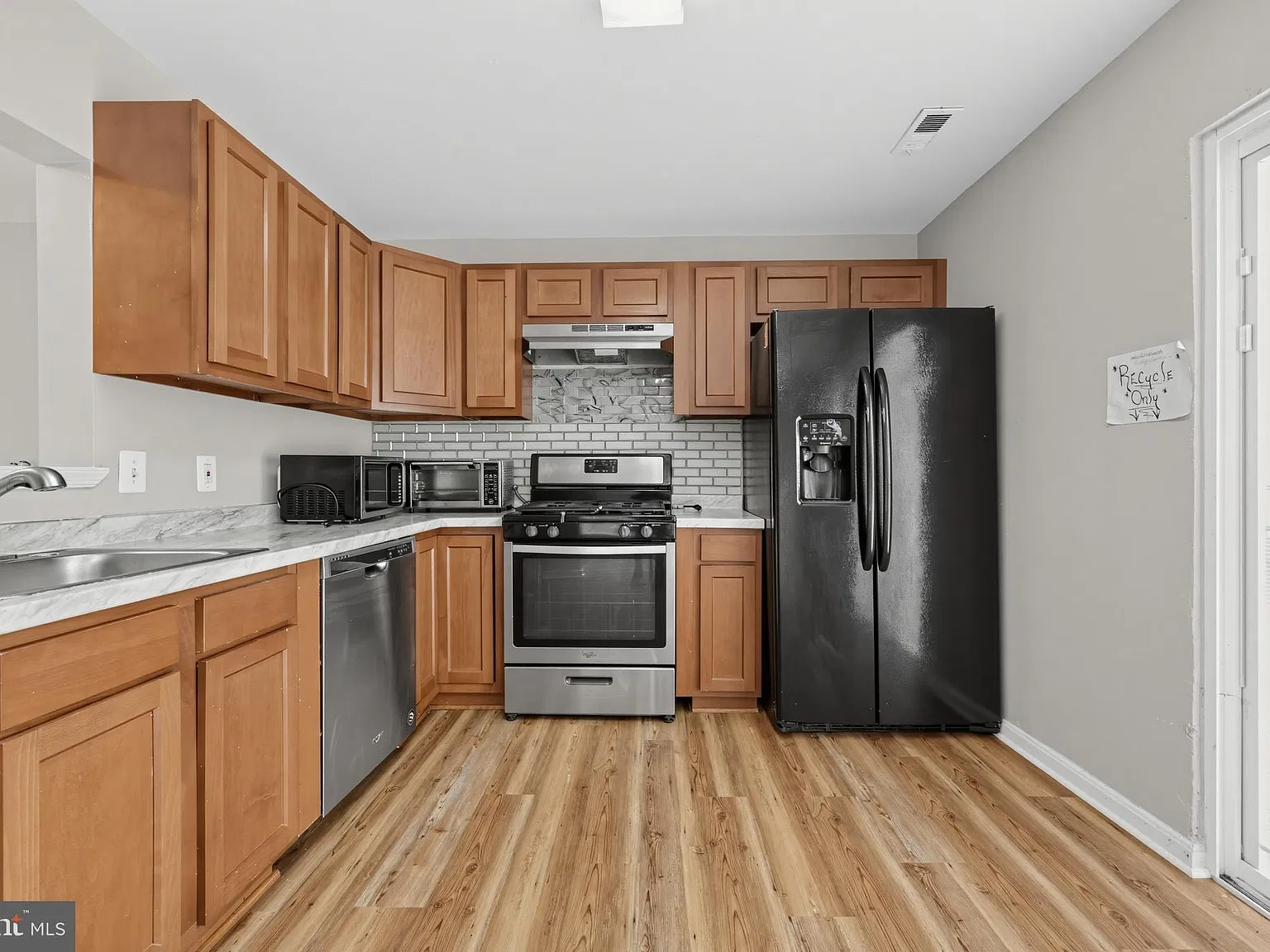 3 bed, 1.5 bath, 1280 sqft, $2,995 — Photo 3