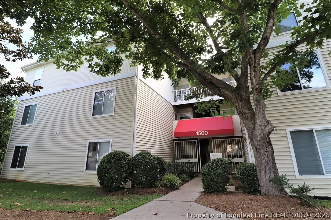 4 bed, 4.0 bath, $1,900 — Photo 1