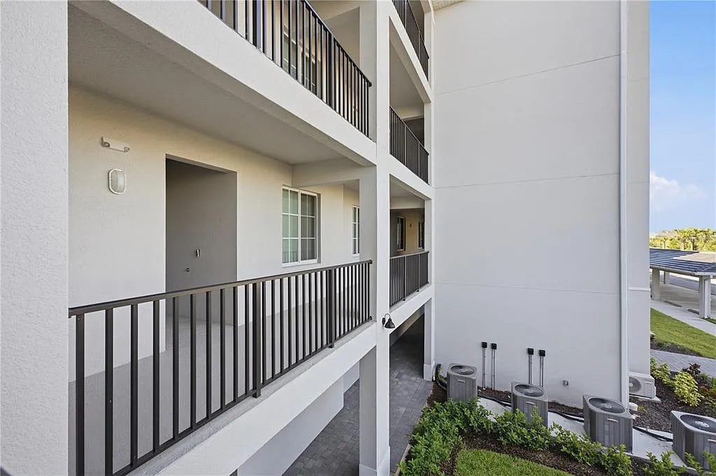 2 bed, 2.0 bath, 1154 sqft, $5,500 — Photo 4