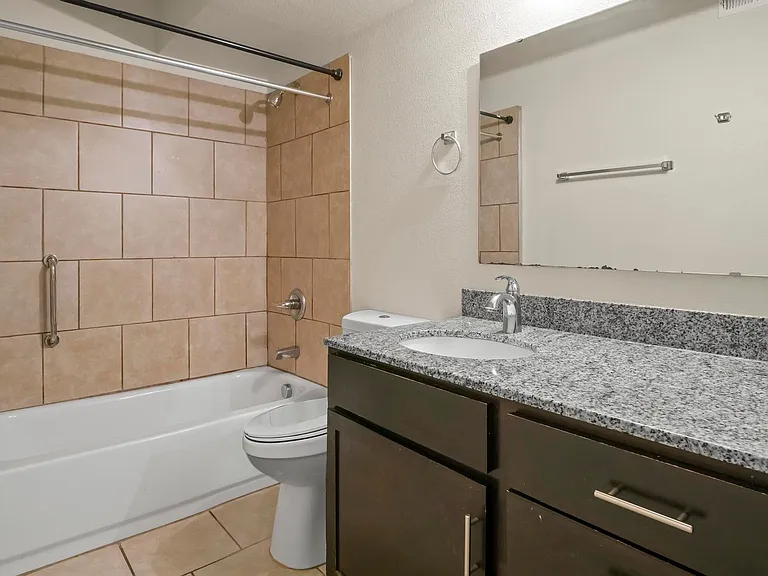 Westport Crossing Apartments — Photo 17