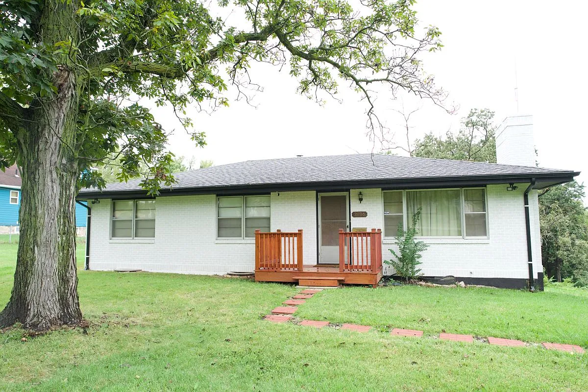 3 bed, 2.0 bath, 1288 sqft, $2,200 — Photo 1
