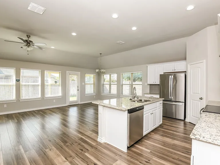 917 Linden Dr — Photo 5