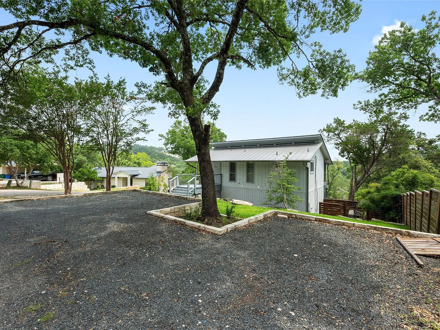 3 bed, 2.5 bath, 1716 sqft, $8,500 — Photo 3