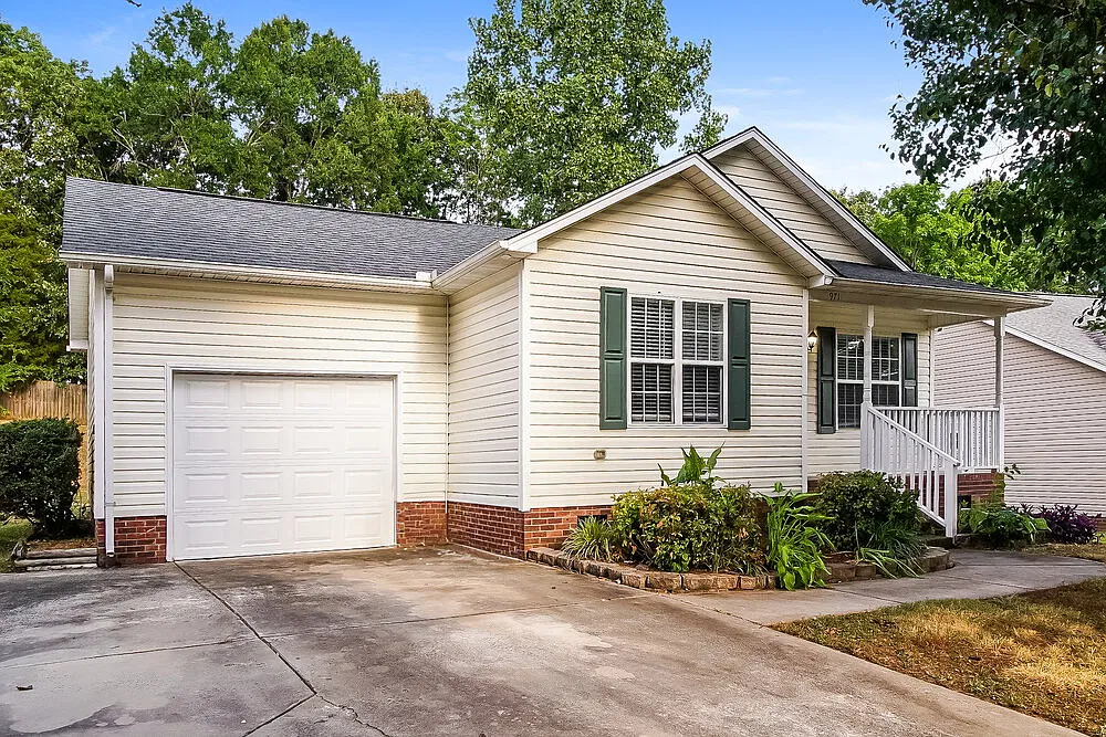 3 bed, 2.0 bath, 1291 sqft, $2,470 — Photo 3