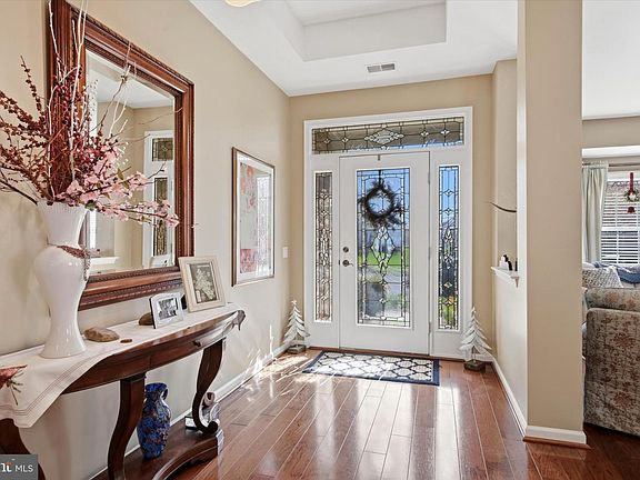 4th image of 158 Glenmoor Cir N