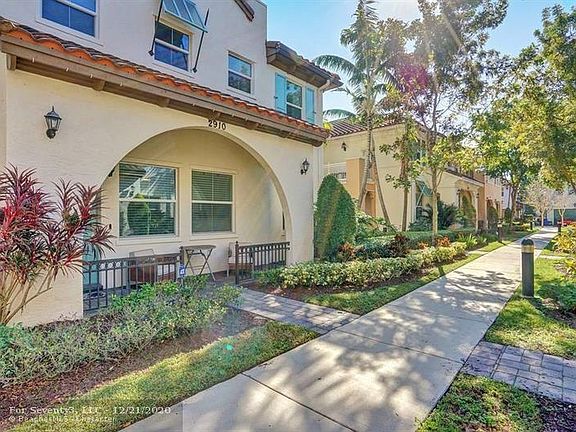 2nd image of 2910 Cascada Isle Way